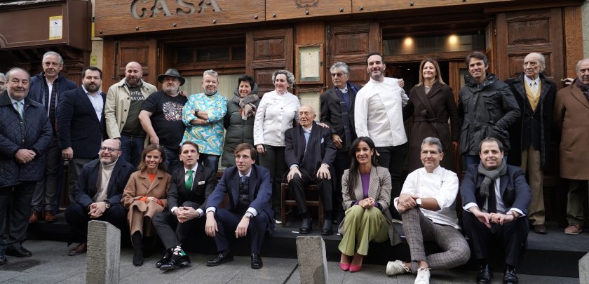 Hostelería Madrid estuvo presente en el descubrimiento de la placa conmemorativa en homenaje a `Casa Lucio´ - Hostelería Madrid
