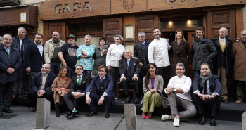 Hostelería Madrid estuvo presente en el descubrimiento de la placa conmemorativa en homenaje a `Casa Lucio´ - Hostelería Madrid