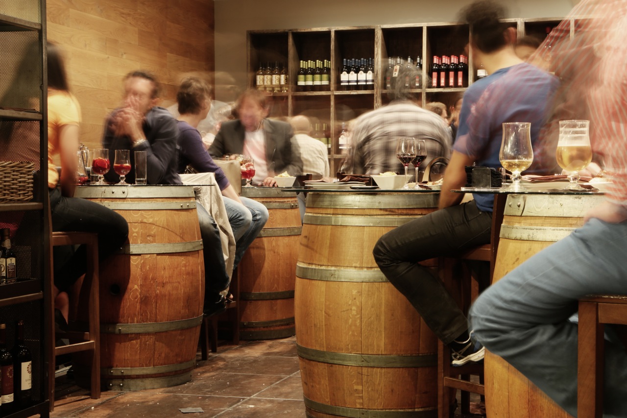 Los españoles son los europeos que más van a comer a los bares - La Viña