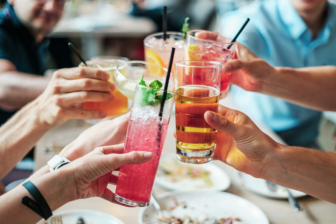 De tapas con los amigos: 58% de los españoles afirma que salir de tapeo es su plan favorito con los amigos - La Viña De tapas con los amigos: 58% de los españoles afirma que salir de tapeo es su plan favorito con los amigos - La Viña