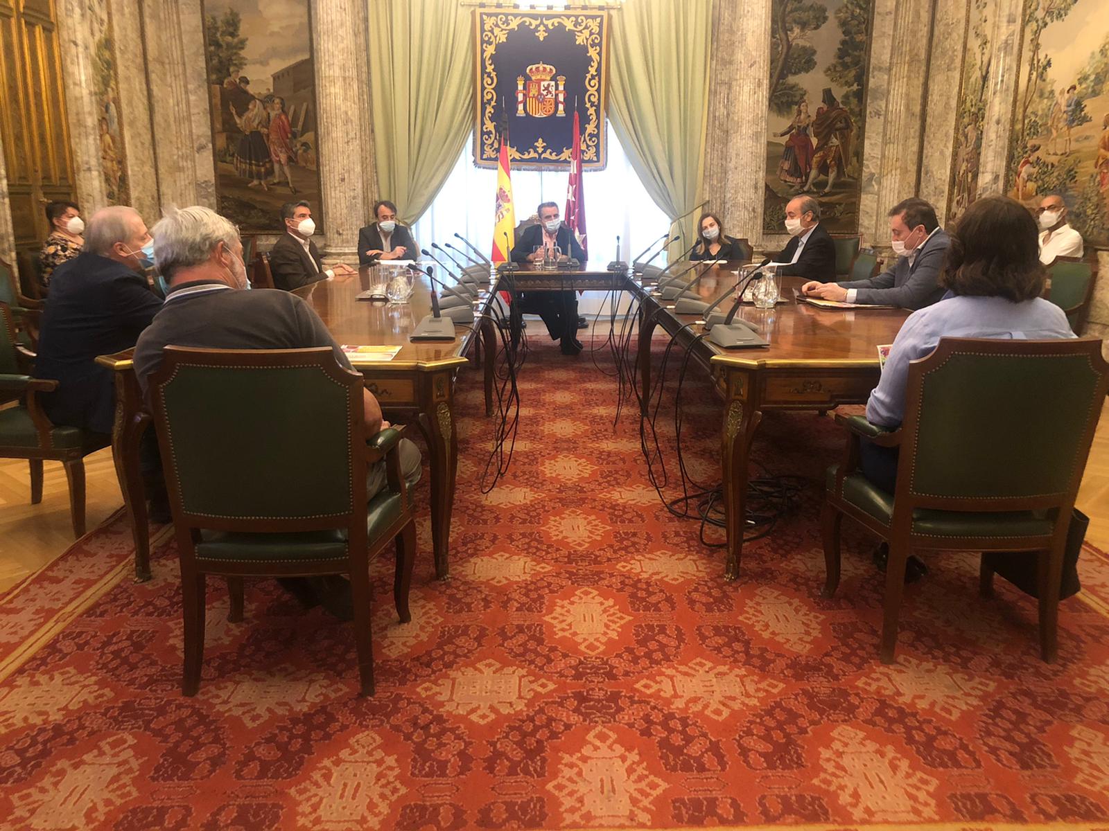 Los hosteleros de Madrid trasladan al Gobierno sus reivindicaciones con la entrega de un manifiesto - La Viña