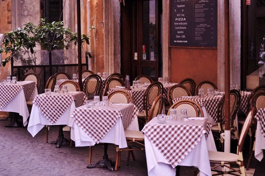 Díaz Ayuso anuncia el uso obligatorio de mascarilla en restaurantes, ampliar a seis personas por mesa en terrazas y nuevos horarios - La Viña