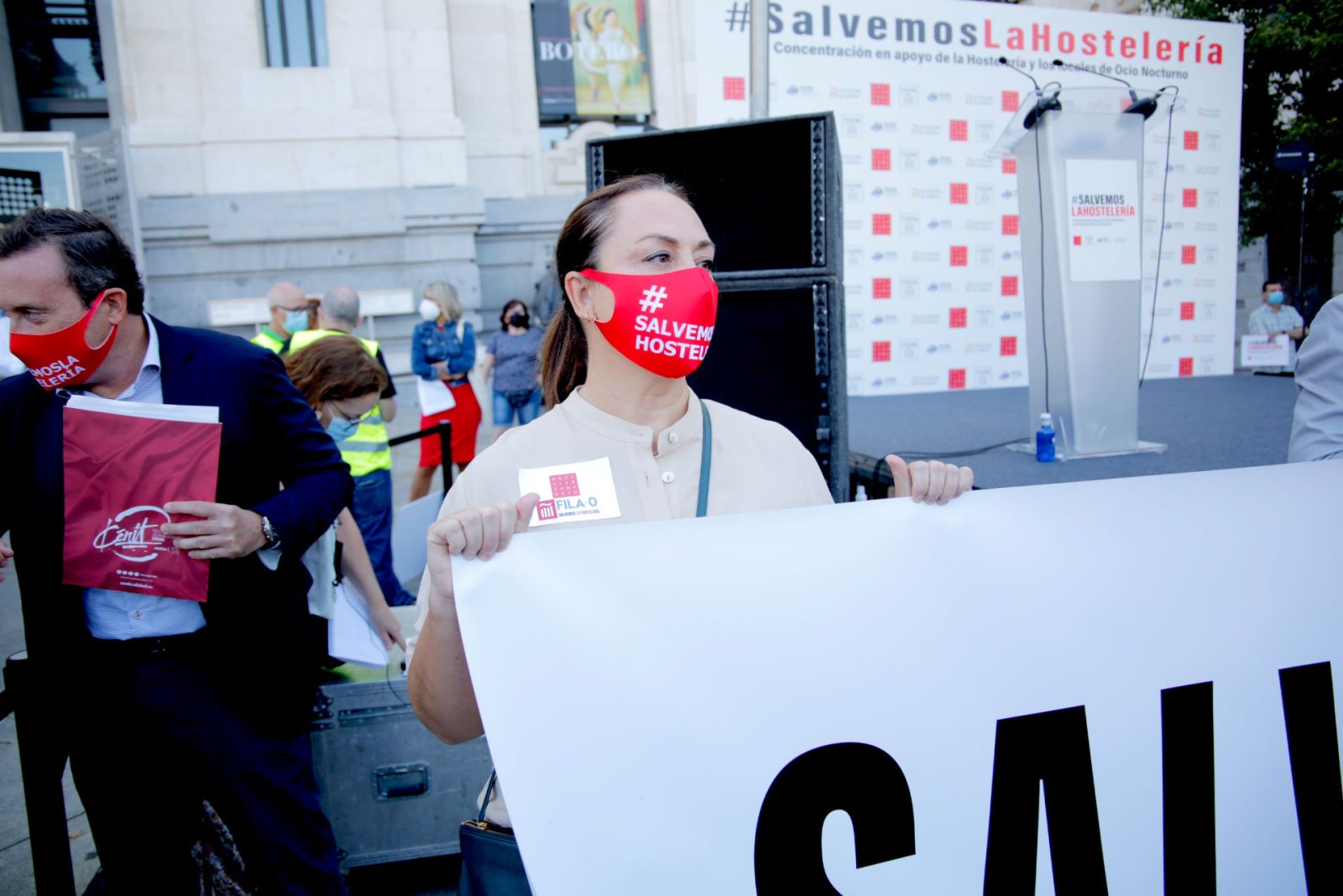 Almeida concede la bonificación del 100% de la tasa de terrazas tras la concentración de protesta de ayer - La Viña