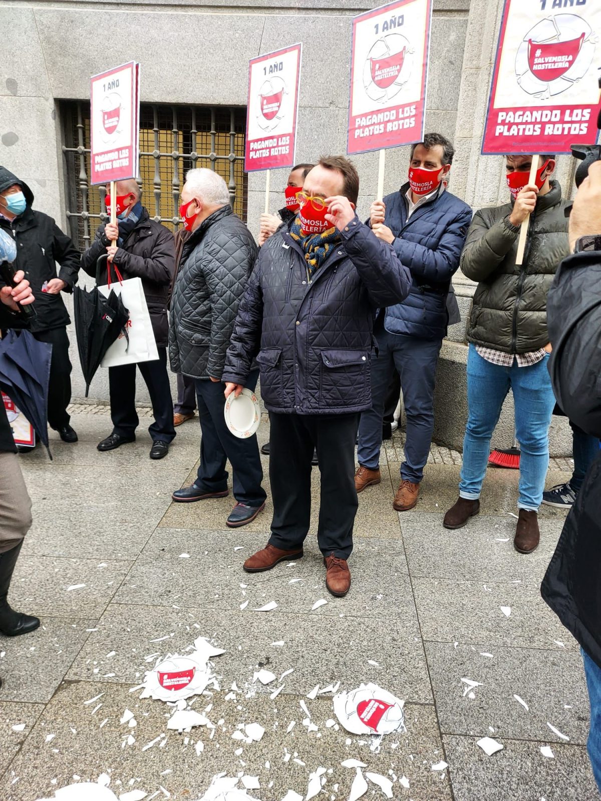 La Hostelería protesta frente al Ministerio de Hacienda reclamando las ayudas que no llegan a las empresas - La Viña