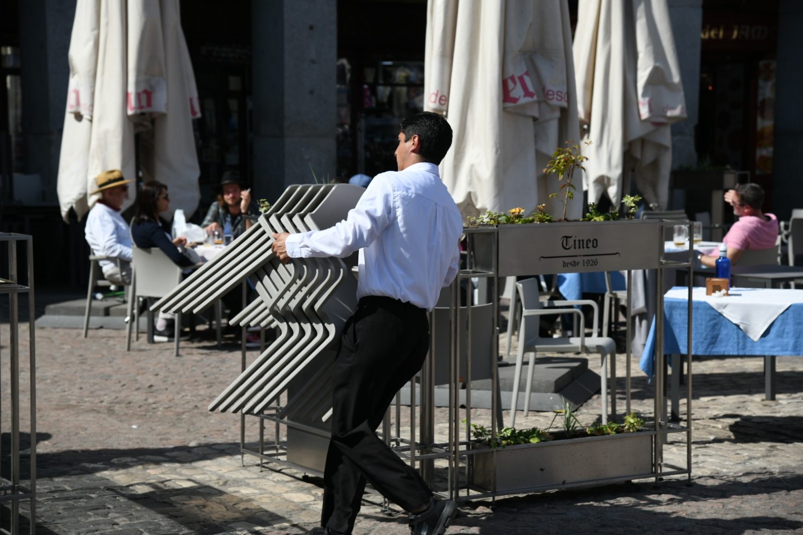 ¿Puedo poner un televisor en la terraza para que los clientes vean el fútbol? - La Viña