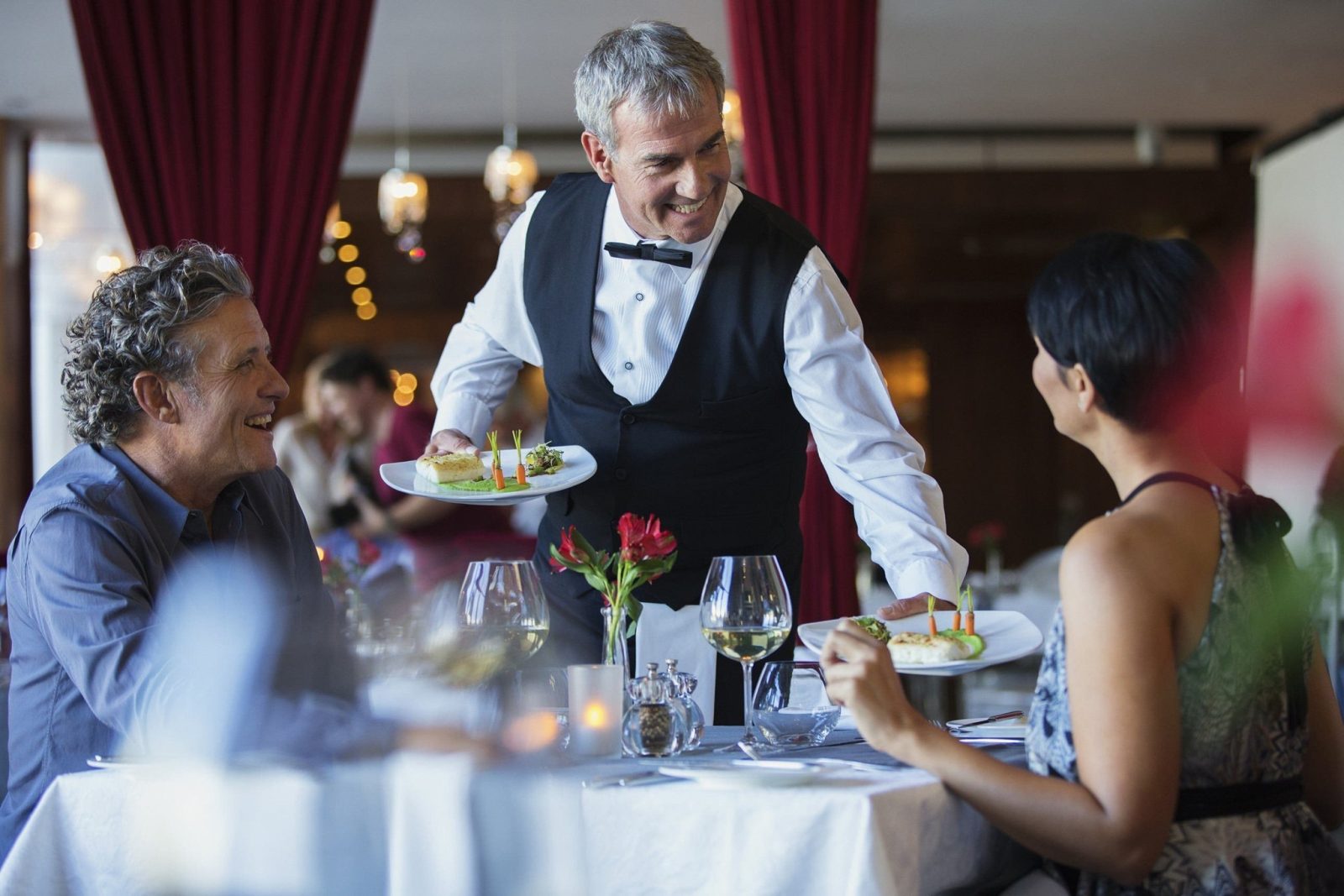 Las vacantes de empleo en ‘Turismo y Restauración’ descienden un 55%  en la campaña de verano respecto a 2019 - La Viña