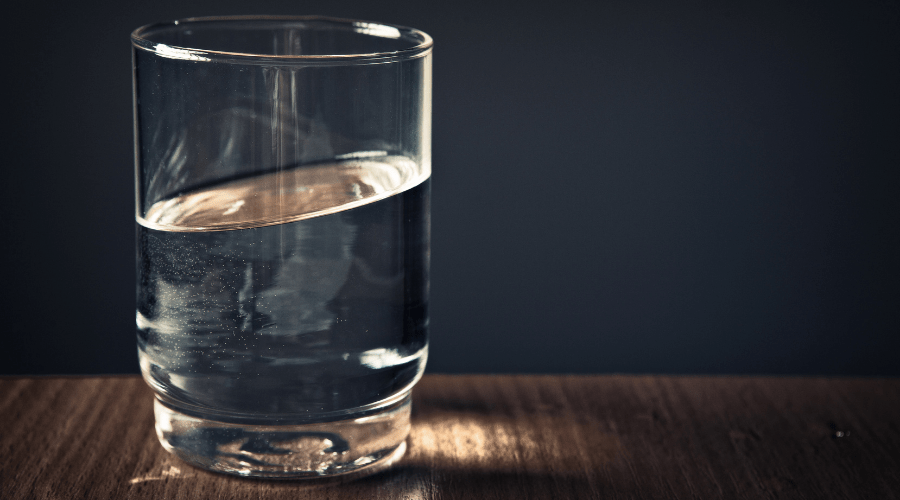 Desde el lunes 11 de abril todos los establecimientos de España tendrán que ofrecer agua del grifo gratuita a los clientes como alternativa al agua embotellada - La Viña