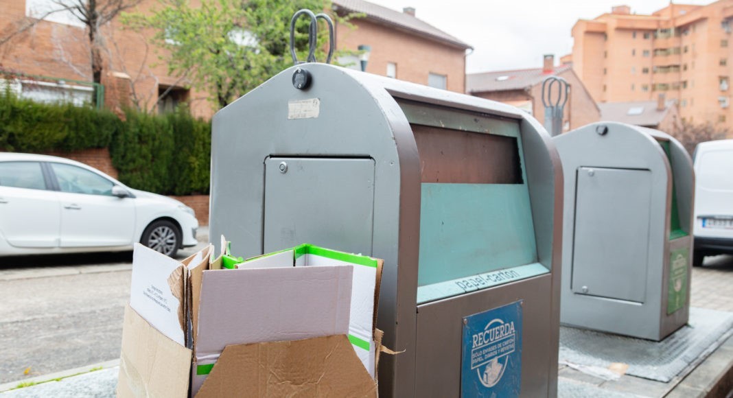 Tres Cantos instaura el servicio de recogida puerta a puerta del cartón comercial - La Viña