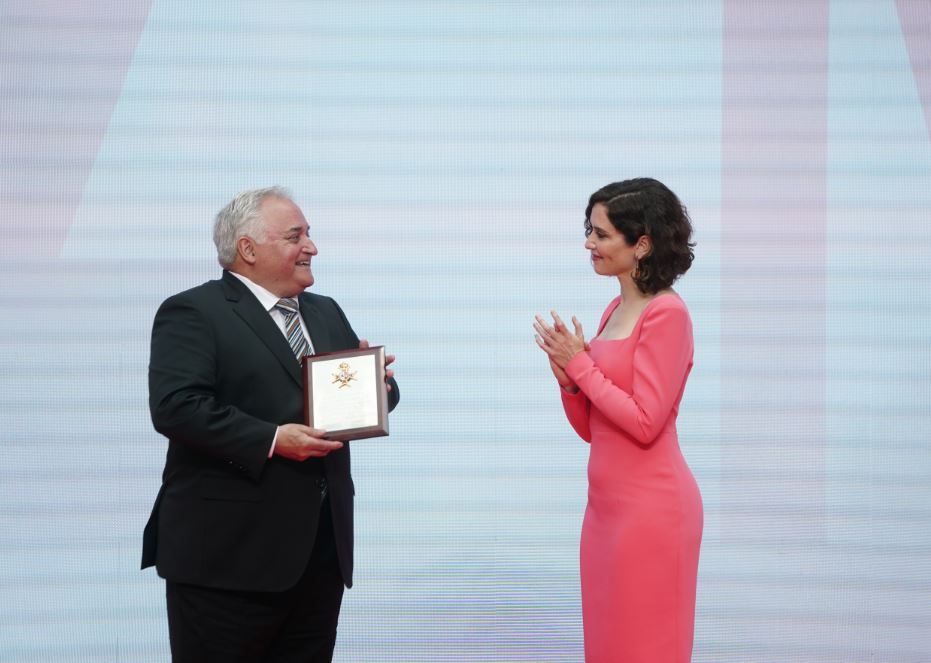 Cruz Blanca de Vallecas recibe la  Orden del Dos de Mayo de parte de la presidenta de la CAM - La Viña