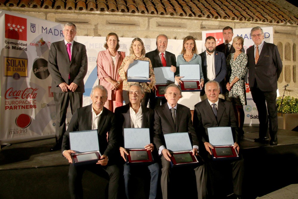 Hostelería Madrid recibe reconocimiento en nombre de la hostelería de la capital durante Jornada de la Restauración Madrileña de AMER - La Viña