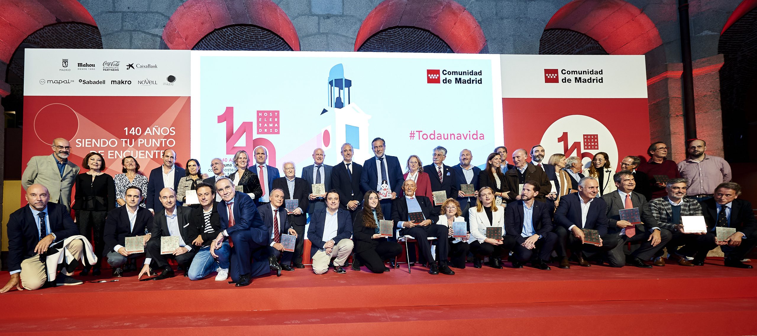 Hostelería Madrid premia a Isabel Díaz Ayuso por su apoyo a la hostelería de la región durante su mandato - La Viña