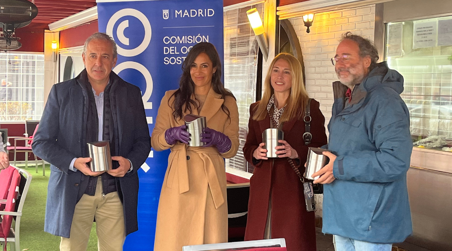 Hostelería Madrid participa en la entrega de las primeras papeleras de sobremesa como parte de la campaña de la Comisión para el Ocio Sostenible de la Ciudad de Madrid - La Viña