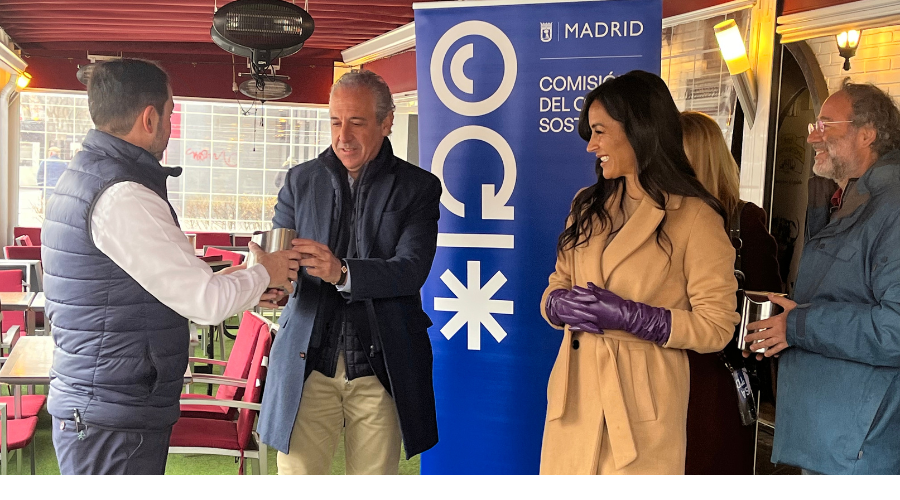 Hostelería Madrid participa en la entrega de las primeras papeleras de sobremesa como parte de la campaña de la Comisión para el Ocio Sostenible de la Ciudad de Madrid - La Viña