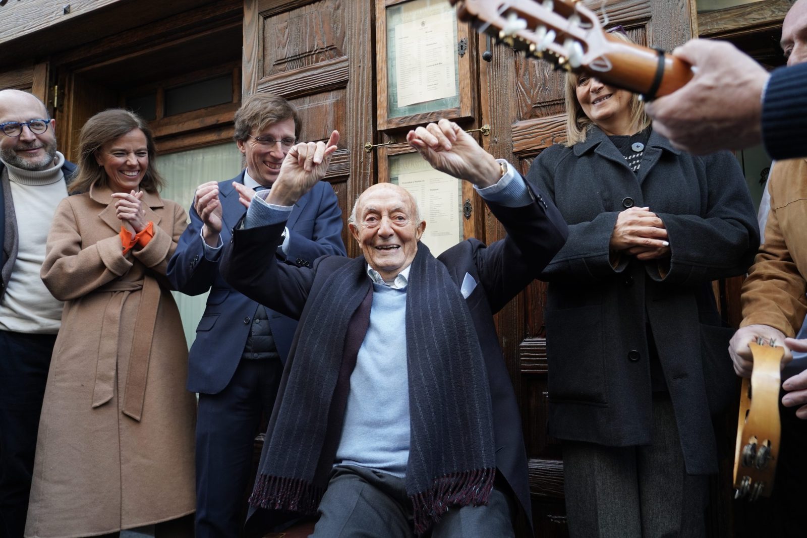 Hostelería Madrid estuvo presente en el descubrimiento de la placa conmemorativa en homenaje a `Casa Lucio´ - La Viña