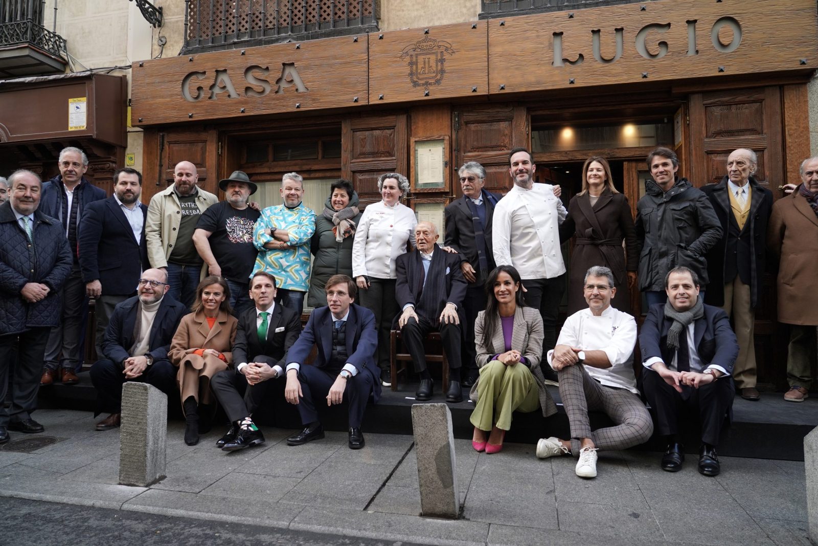 Hostelería Madrid estuvo presente en el descubrimiento de la placa conmemorativa en homenaje a `Casa Lucio´ - La Viña