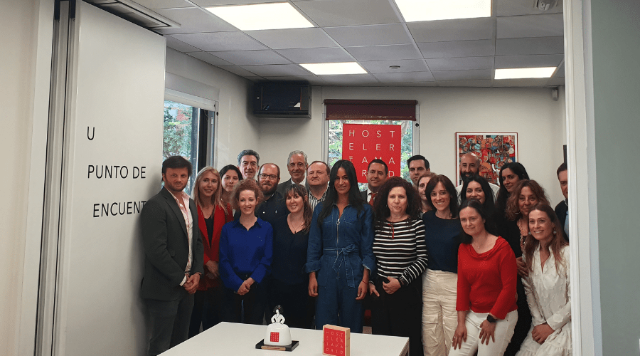 La vicealcaldesa de Madrid, Begoña Villacís, visita la sede social de Hostelería Madrid para recibir el reconocimiento del sector - La Viña