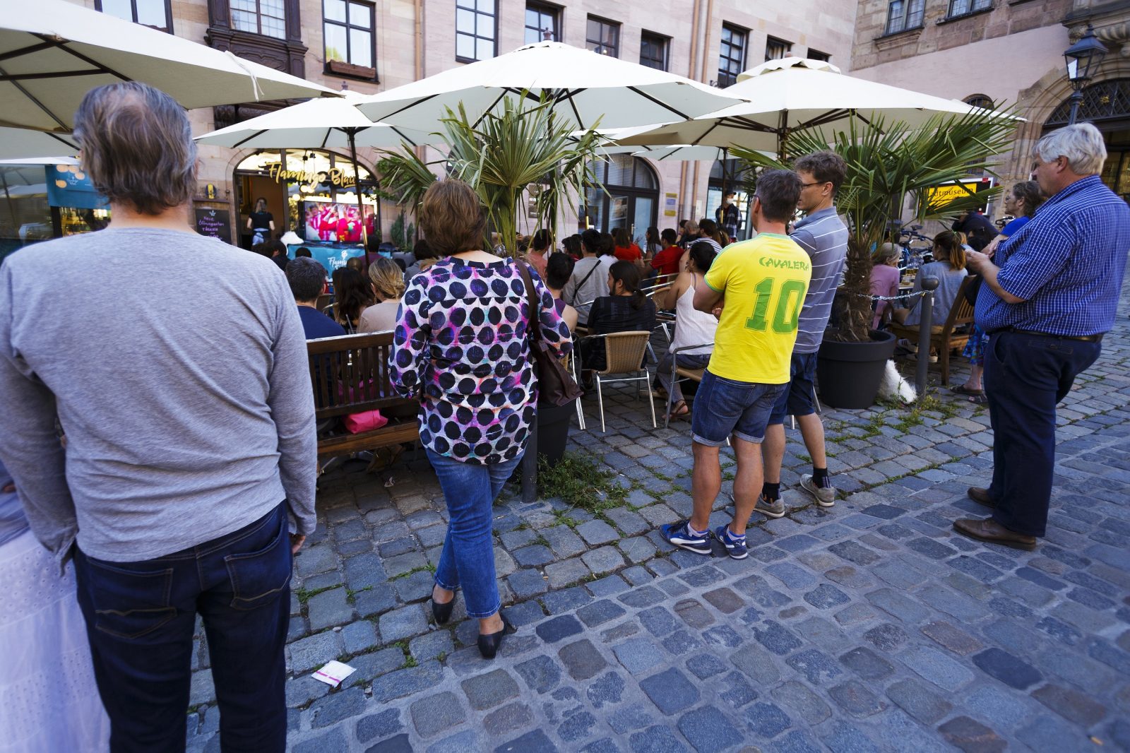 ¿Puedo poner un televisor en la terraza para que los clientes vean el fútbol? - La Viña