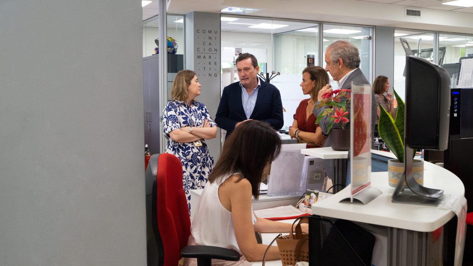 Marta Rivera de la Cruz y Almudena Maíllo visitan las oficinas centrales de Hostelería Madrid - La Viña