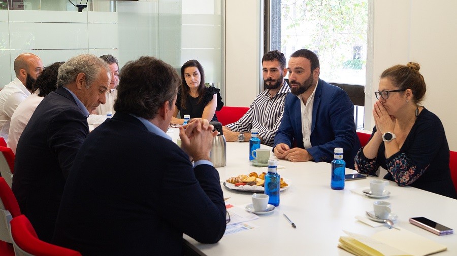 Hostelería Madrid se reúne con el concejal del Distrito del Puente de Vallecas - La Viña