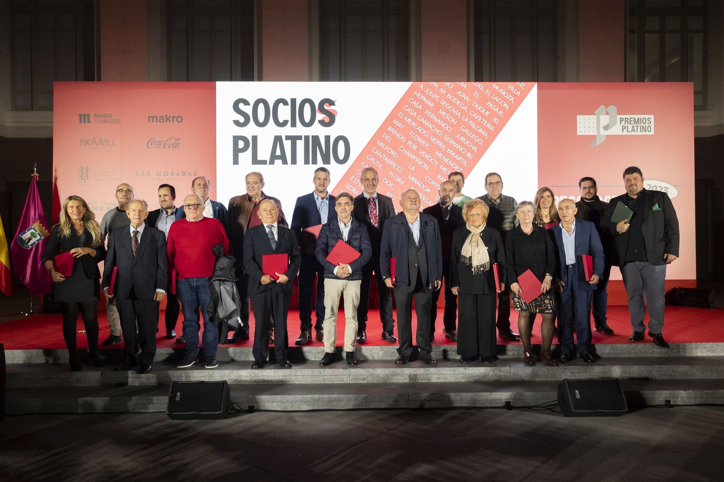 Hostelería Madrid celebra los I Premios Platino con la entrega de 25 galardones a los asociados que llevan más de 40 años en la asociación - La Viña