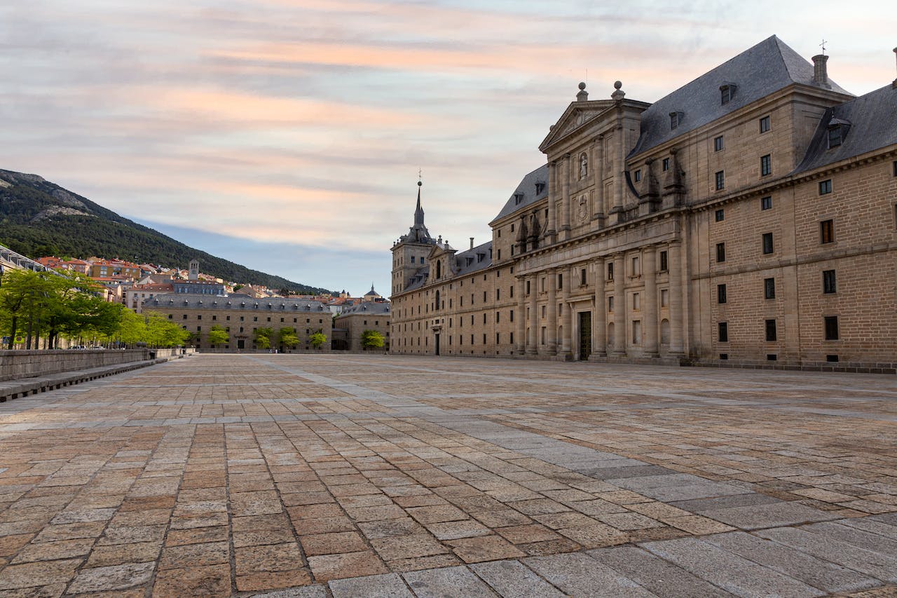 El Escorial lanza varias iniciativas para dinamizar el comercio y la hostelería - La Viña