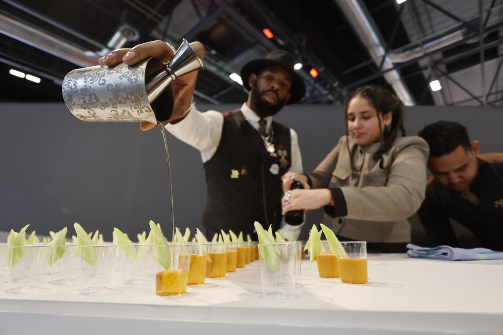 Hostelería Madrid y la Comunidad de Madrid presentan en FITUR las dos guías gastro que marcarán la tendencia en cócteles y restauración en 2024 - La Viña