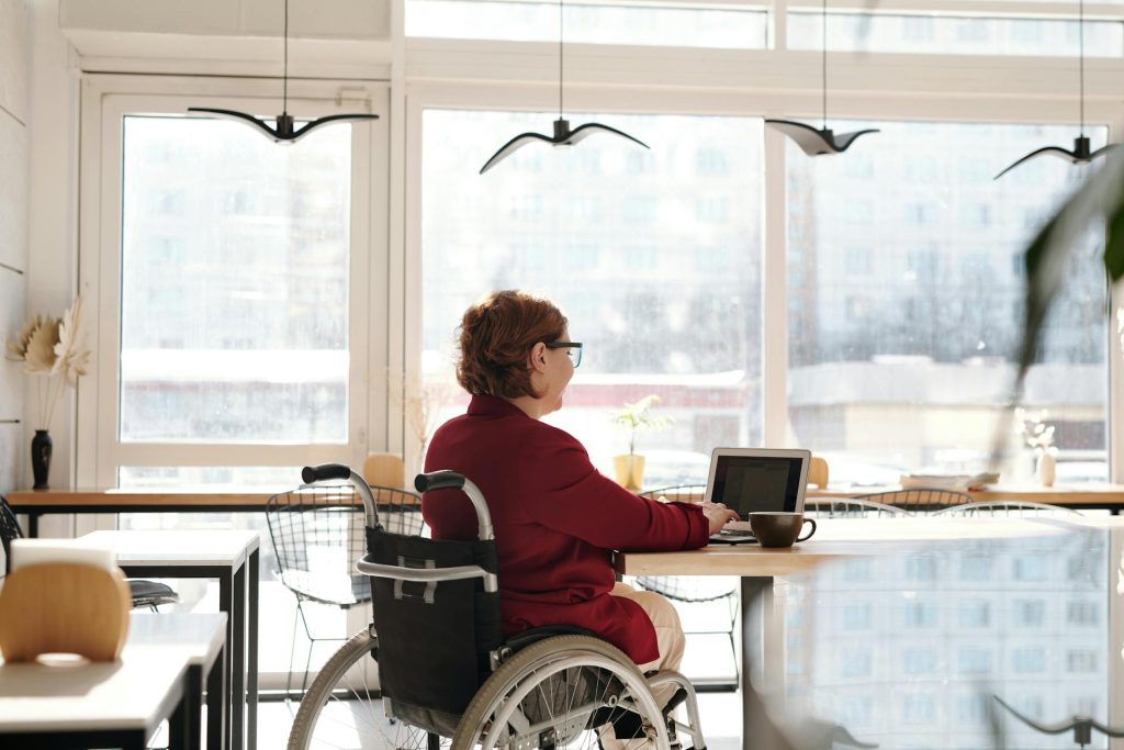 Personas en sillas de rueda hostelería Madrid