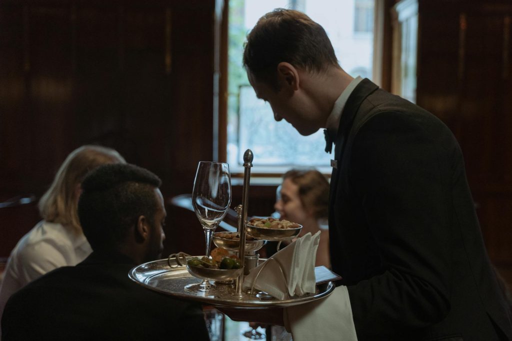 camarero restaurante elegante