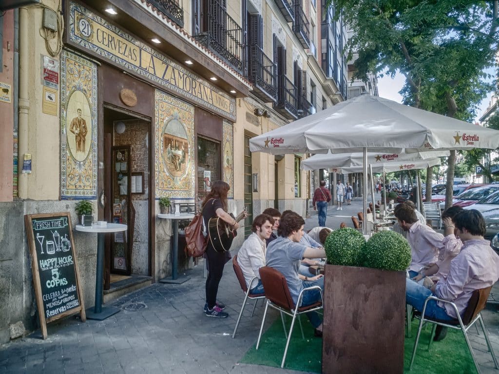 Llenar de lunes a jueves hostelería jóvenes terraza