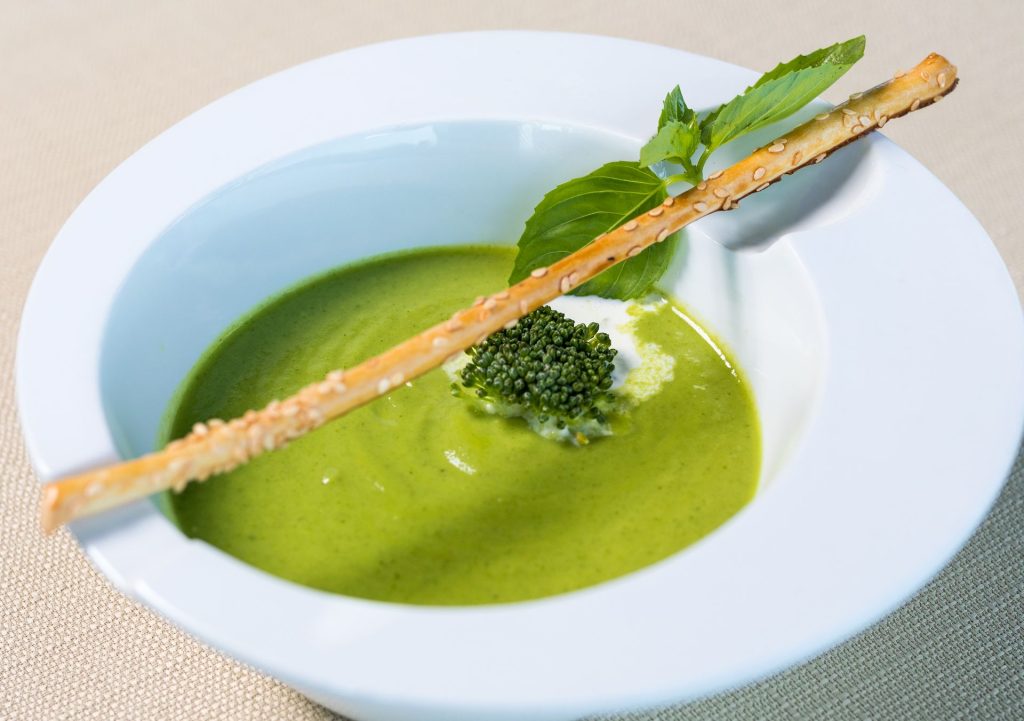 crema fría presentada con una barrita de pan de sésamo y un poco de menta y yogur carta de verano restaurante