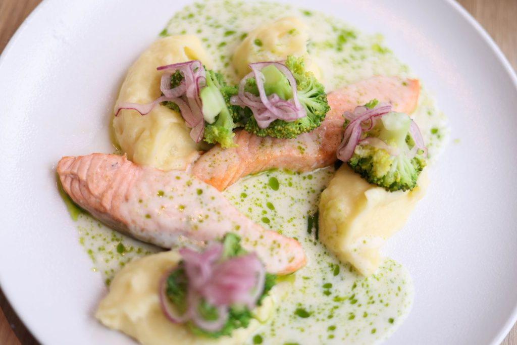 puré frío con salmón y verduras carta verano restaurante