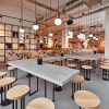 Mesas comunales: la hostelería recupera su función social - Hostelería Madrid Mesas comunales: la hostelería recupera su función social - Hostelería Madrid